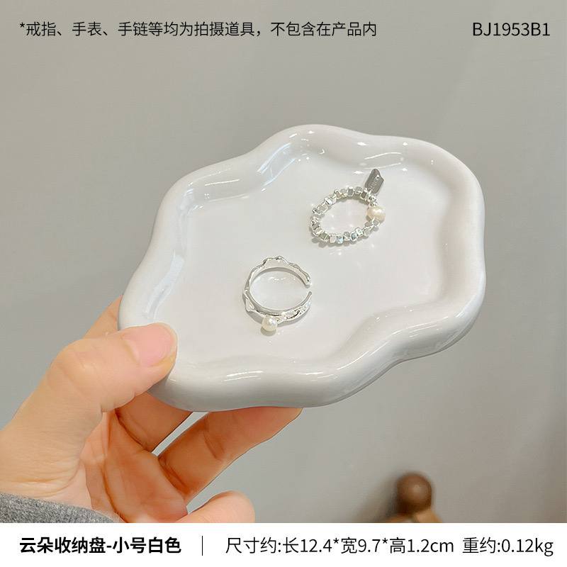 Cloud storage tray