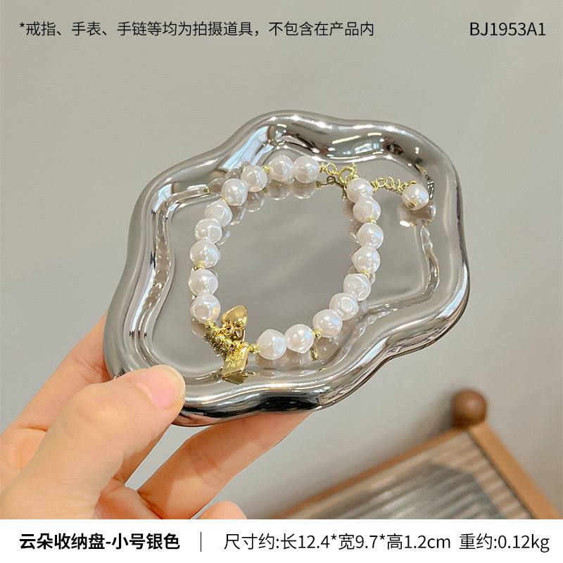 Cloud storage tray