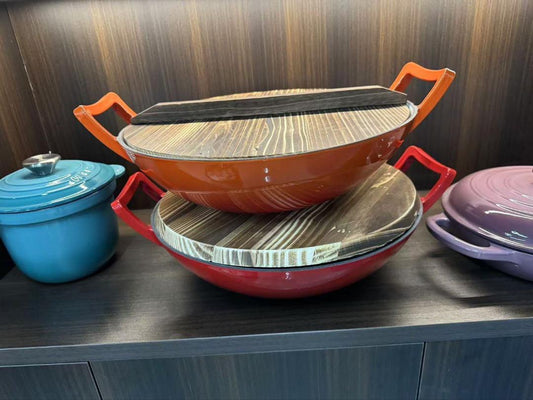 Wok pan with a wooden cover